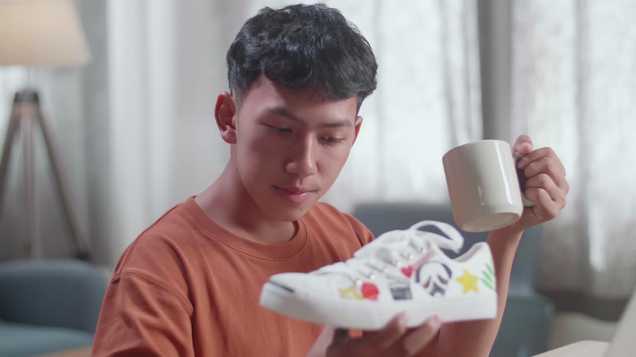 신발 과 커피 컵 을 들고 있는 십대