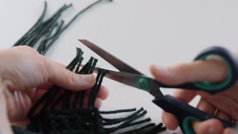 Mujer-Cortando-Cordones-De-Macramé-Con-Tijeras.-Concepto-De-Bricolaje,-Hecho-A-Mano-Y-Pasatiempo.-Mujer-Haciendo-Artesanía-De-Macramé-Y-Cortando-Cordones-Con-Tijeras-En-La-Mesa-En-Casa.