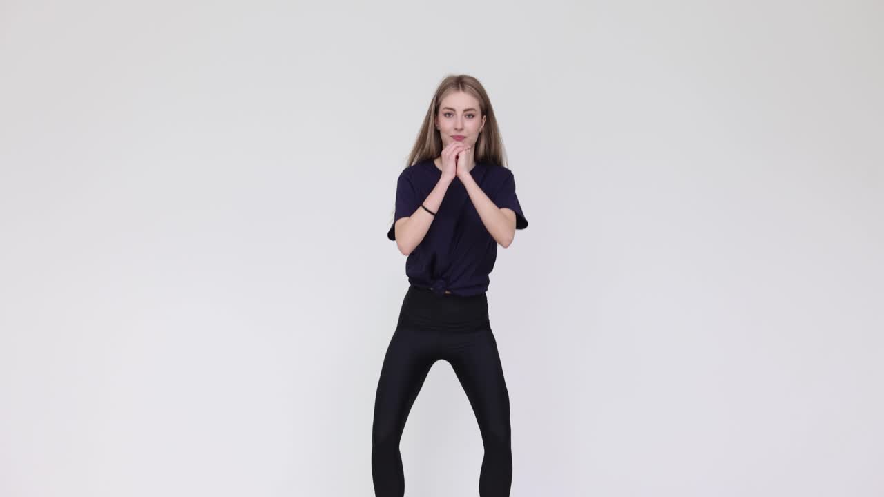 Donna che posa in leggings