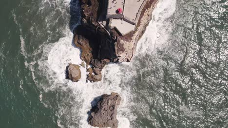 Vista-Vertical-De-Arriba-Hacia-Abajo-Del-Antiguo-Fuerte-De-San-Miguel-Arcángel-En-Lo-Alto-Del-Acantilado-Y-El-Faro-De-Nazare