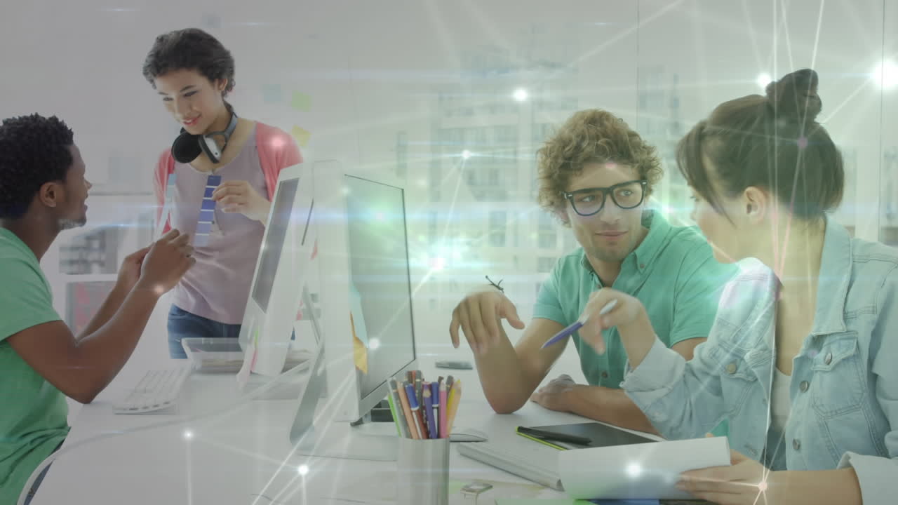 animación de la red de conexiones a través de diversos equipos de diseñadores gráficos discutiendo en la oficina