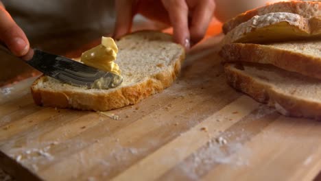 Frau,-Die-Butter-Auf-Brot-Aufträgt-4k