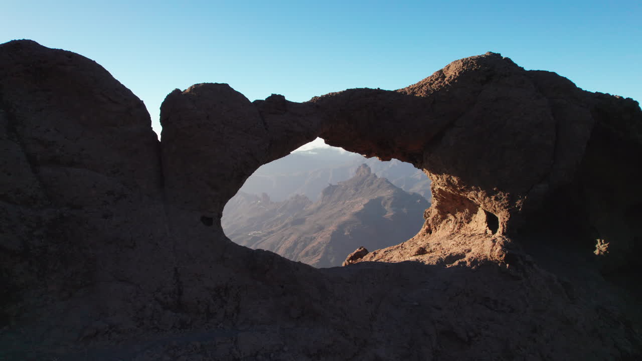 Ventana del Bentayga (Bentaygovo okno): Věčné objetí přírody, pohled na Roque Bentayga na Gran Canarii, Kanárské ostrovy.