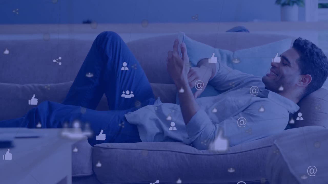 소파에 누워있는 동안 스마트 폰을 사용하는 사람에 대한 여러 디지털 아이콘