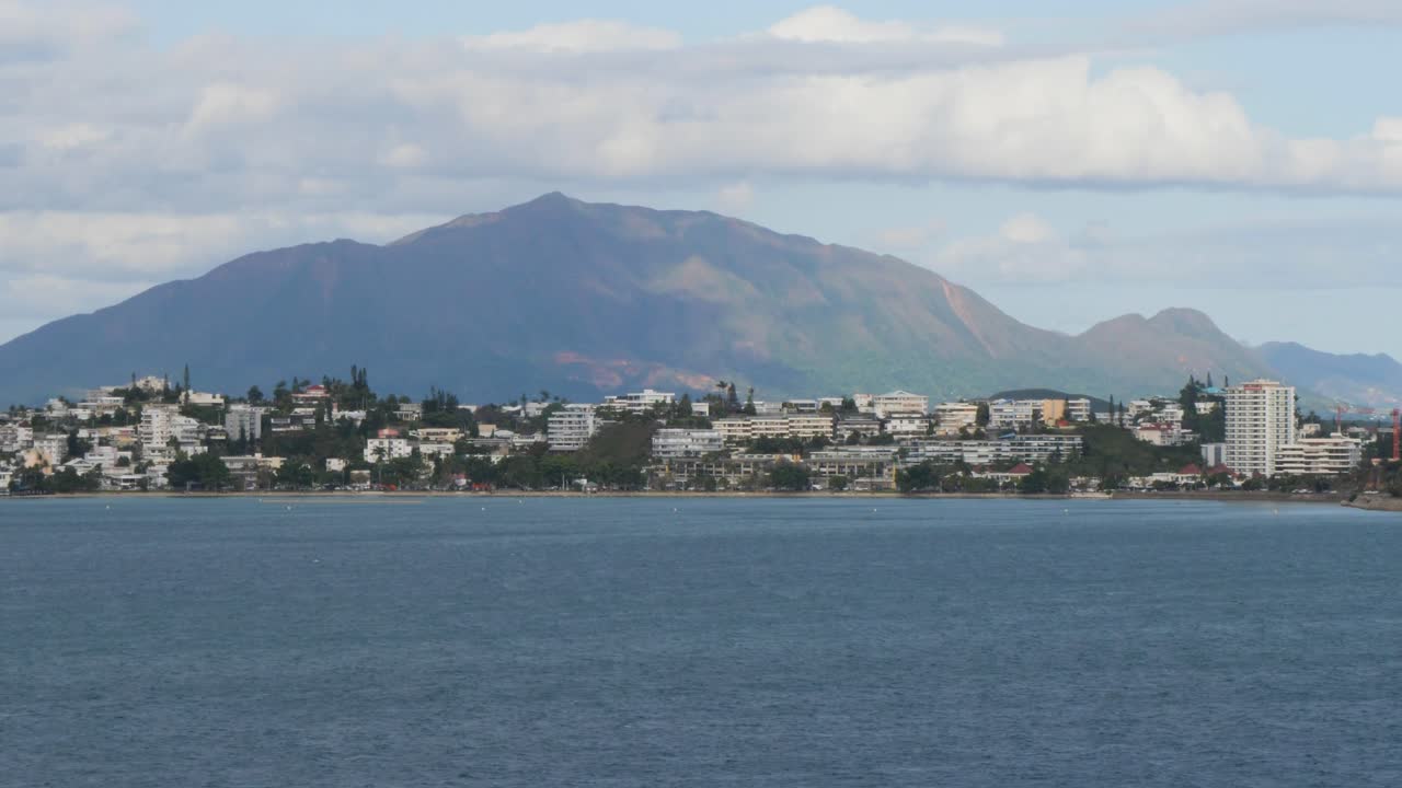 noumea, nueva caledonia, hermosa vista de la ciudad y la cordillera