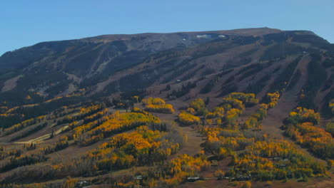 álamo-Temblón-Masa-De-Nieve-Montaña-Granate-Campanas-Pirámide-Pico-Colorado-Verano-Otoño-Colores-Otoñales-Aéreo-Drone-Cinematográfico-Pistas-De-Esquí-Hermoso-Impresionante-Cielo-Azul-Medio-Día-Soleado-Adelante-Panorámica-Hacia-Arriba-Revelar-Ampliado-En-Movimiento