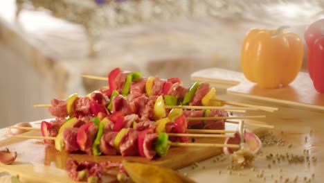 brochetas de ternera cruda a la barbacoa en la mesa