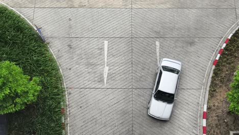 intersección del aparcamiento con flechas direccionales