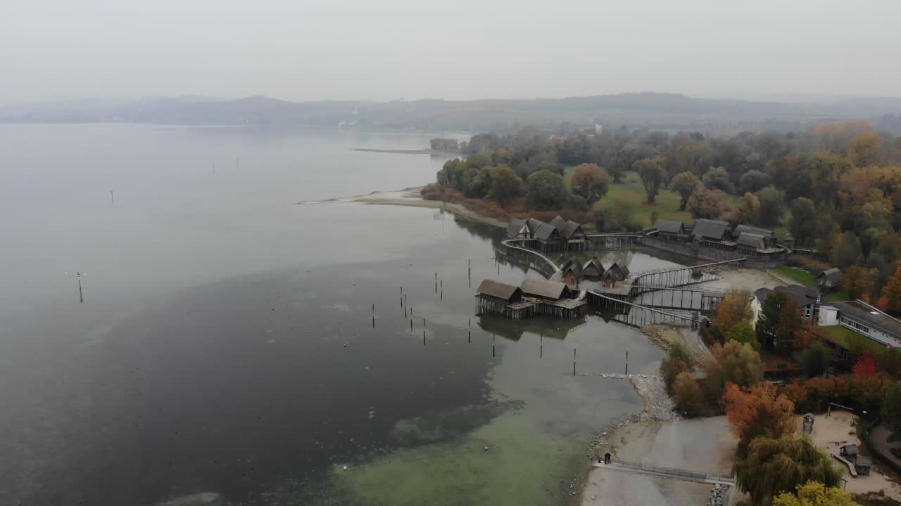 Vuelo de dron en un día con niebla sobre los Pfahlbauten en Alemania.
