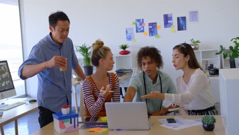 Junge-Geschäftsleute-Gemischter-Abstammung,-Die-Am-Laptop-Arbeiten-Und-In-Einem-Büro-In-4K-Miteinander-Interagieren