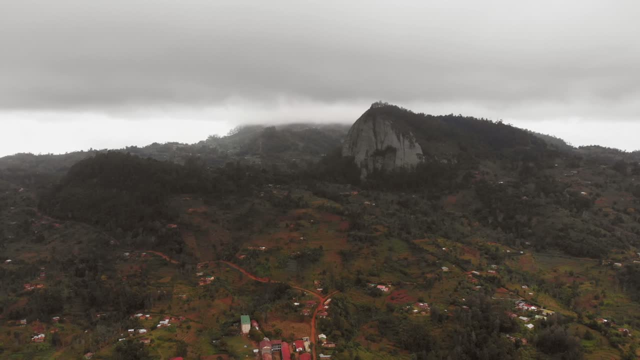 paisajes y valles en las colinas de taita, kenia