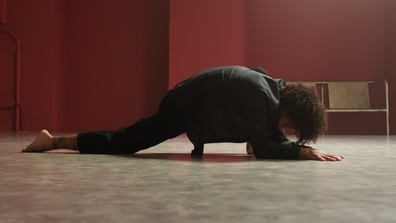 바닥에서 움직이는 라틴 댄서