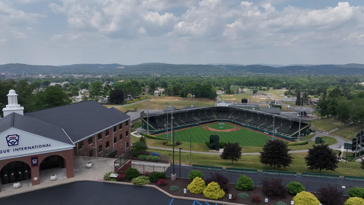 little league world series ubicación en williamsport, pensilvania con video de drone moviéndose de izquierda a derecha tiro ancho