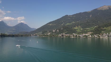 vista aérea de hermosos lagos en europa junto con deportes acuáticos y barcos de pesca