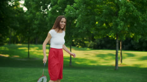 Frau-Spielt-Draußen-Badminton.-Mädchen-Springt-Mit-Badmintonschläger-In-Die-Luft