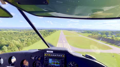 Turbulenzen-Bei-Der-Landung-Eines-Kleinen-Flugzeugs,-Privatpilot-An-Bord-Einer-Piper-Cherokee-180-Mit-Extremem-Wind