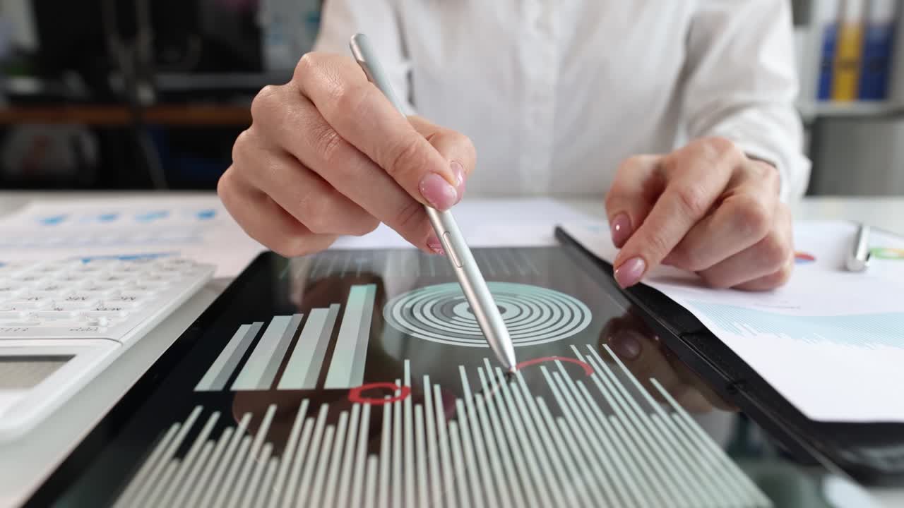 el comerciante señala y marca en la pantalla táctil en los gráficos