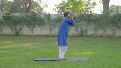 Indischer-Mann-Macht-Adler-Yoga-Pose,-Seitenaufnahme