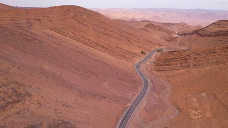 Vuelo-Aéreo-Hacia-Atrás-A-Lo-Largo-De-La-Carretera-Asfaltada-De-Las-Montañas-Del-Atlas-Agadir,-Marruecos