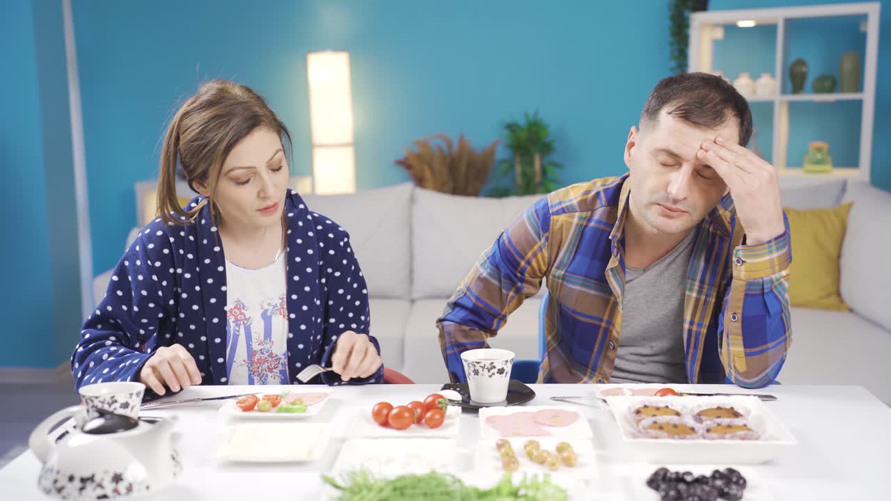 불행하고 압도적 인 가족 남자 는 기분 이 좋지 않다.  ⁇ , 가정 예산, 재정적 인 손실.