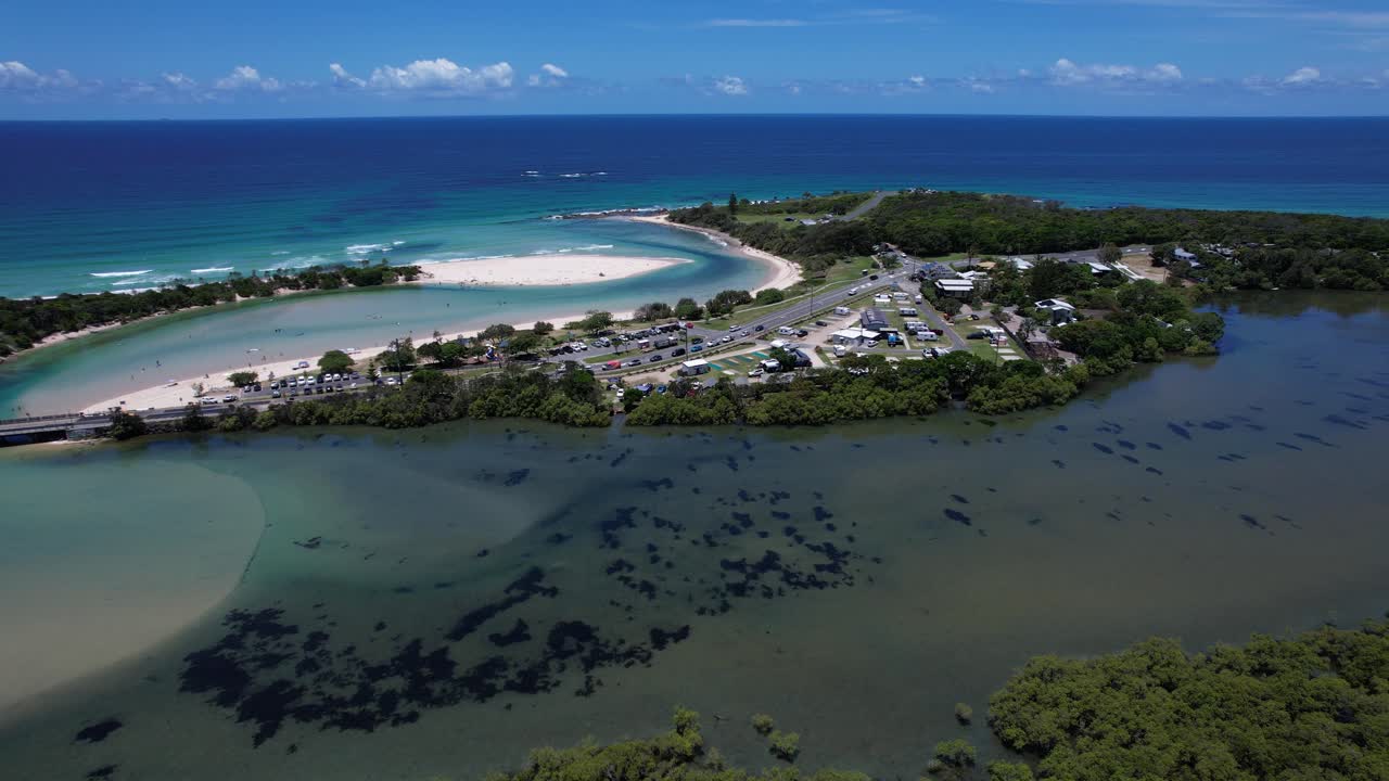 Cudgera Creek Di Kota Hastings Point, New South Wales, Australia. - pengambilan gambar udara mundur