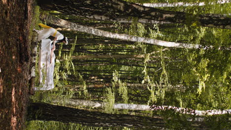 Terapeuta-Doctora-Haciendo-Mujer-Relajante-Spa-Masaje-Facial-Con-Las-Manos-Al-Aire-Libre-En-El-Bosque