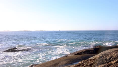 Eine-Abgelegene-Ruggard-Coatline-In-Victoria,-Australien,-Mit-Einem-Meer,-Das-Aus-Einer-Welle-In-Der-Nähe-Der-Felsen-Springt