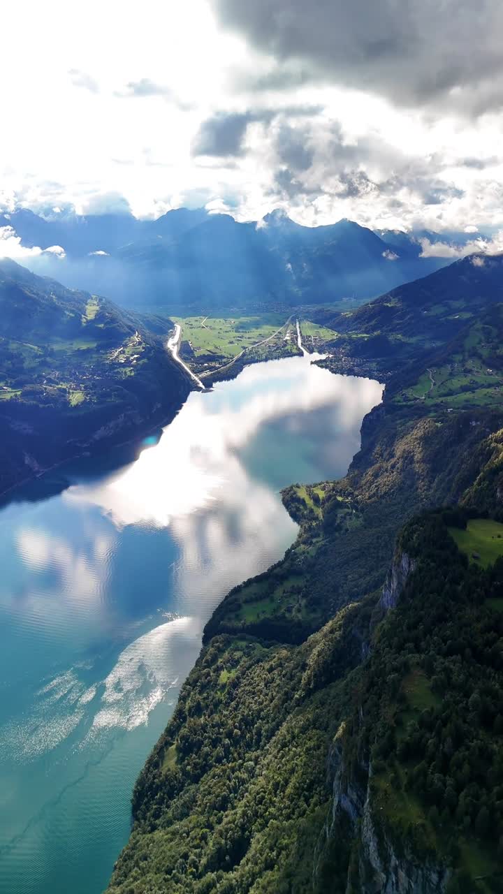 Walenjärvi, Walensee, Sveitsi, Sveitsin luonto, maisema, laakso, ilmakuva droonilla, pystysuuntainen video