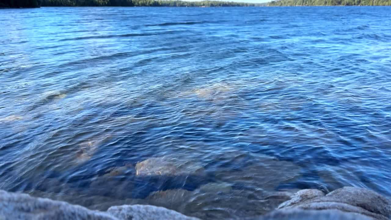 Acqua limpida e blu di Long Pond nell'Acadia National Park con vista sulle rocce