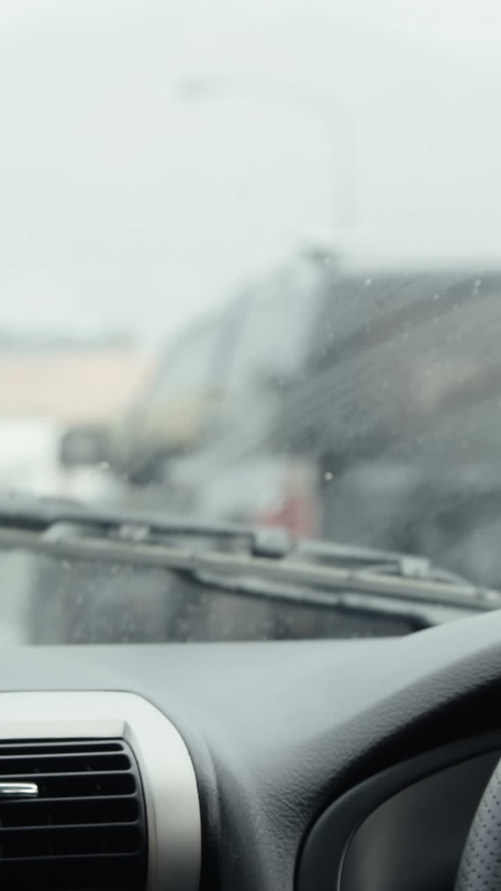 자동차 바 ⁇ 에 있는 운전자의 손