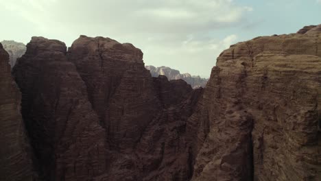 paisaje de acantilados escénicos en el cañón del desierto de wadi rum en el medio oriente, aérea