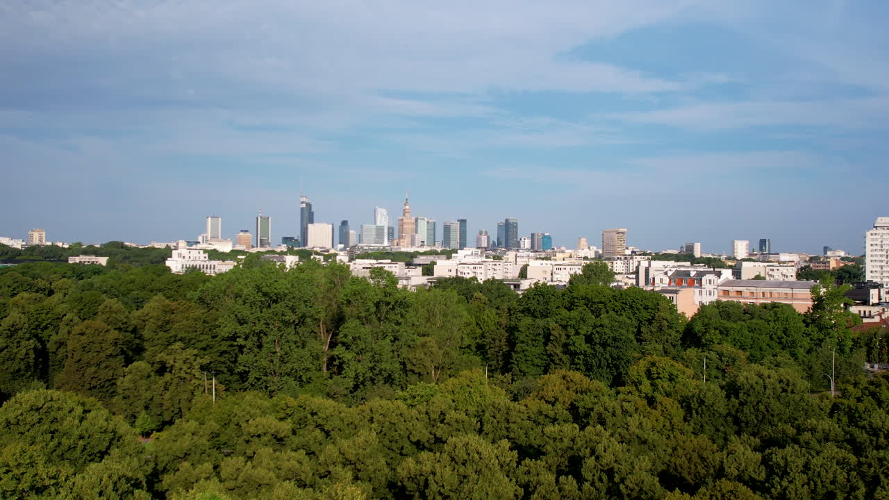 바르샤바 시내의 공중 파노라마  ⁇ 은 여름 날 푸른 숲을 배경으로 도시 풍경