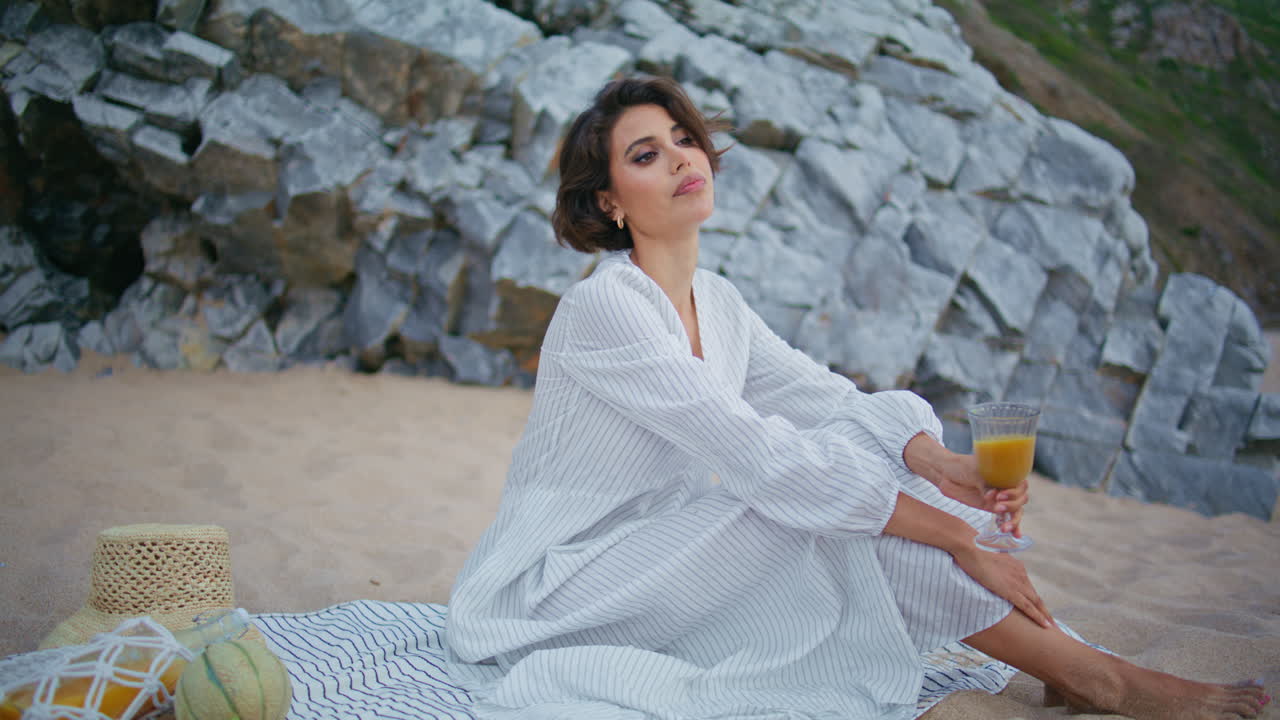 여름 주말에 바가에서 휴식을 취하는 만적인 모델. 부드러운 여성이 카메라를 찾습니다.