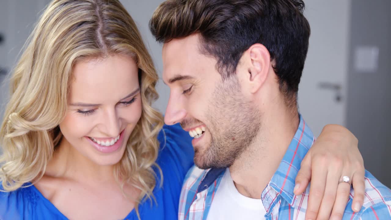 아 ⁇ 한 커플이 포옹하고 있어