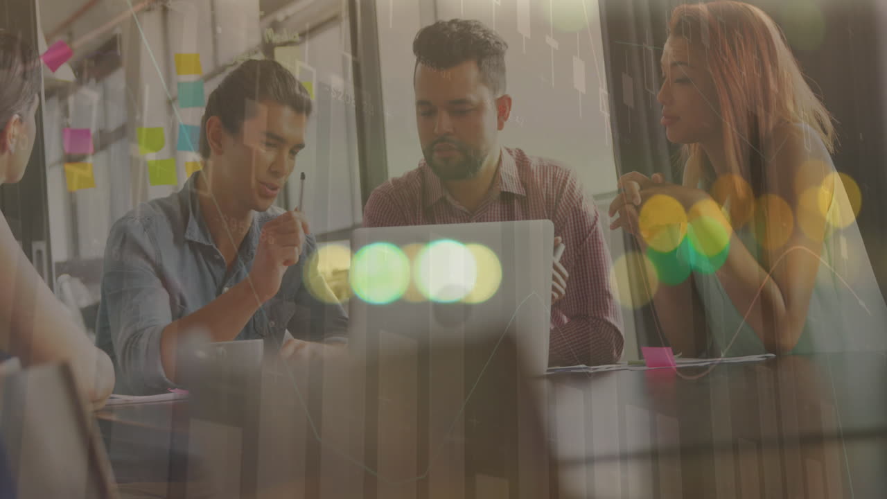 animación de gráficos financieros y datos sobre diversos empresarios hablando en la oficina