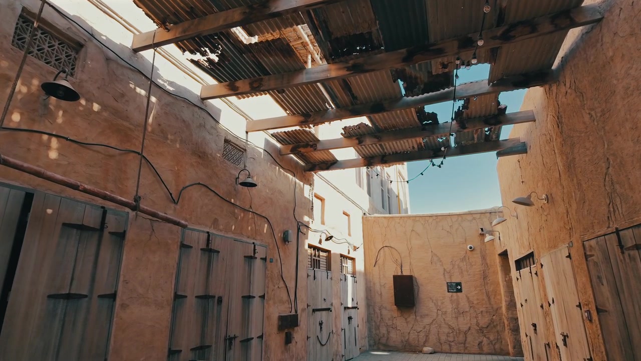 Gli storici vicoli e le torri del vento di Al Fahidi raccontano la storia della Vecchia Dubai.