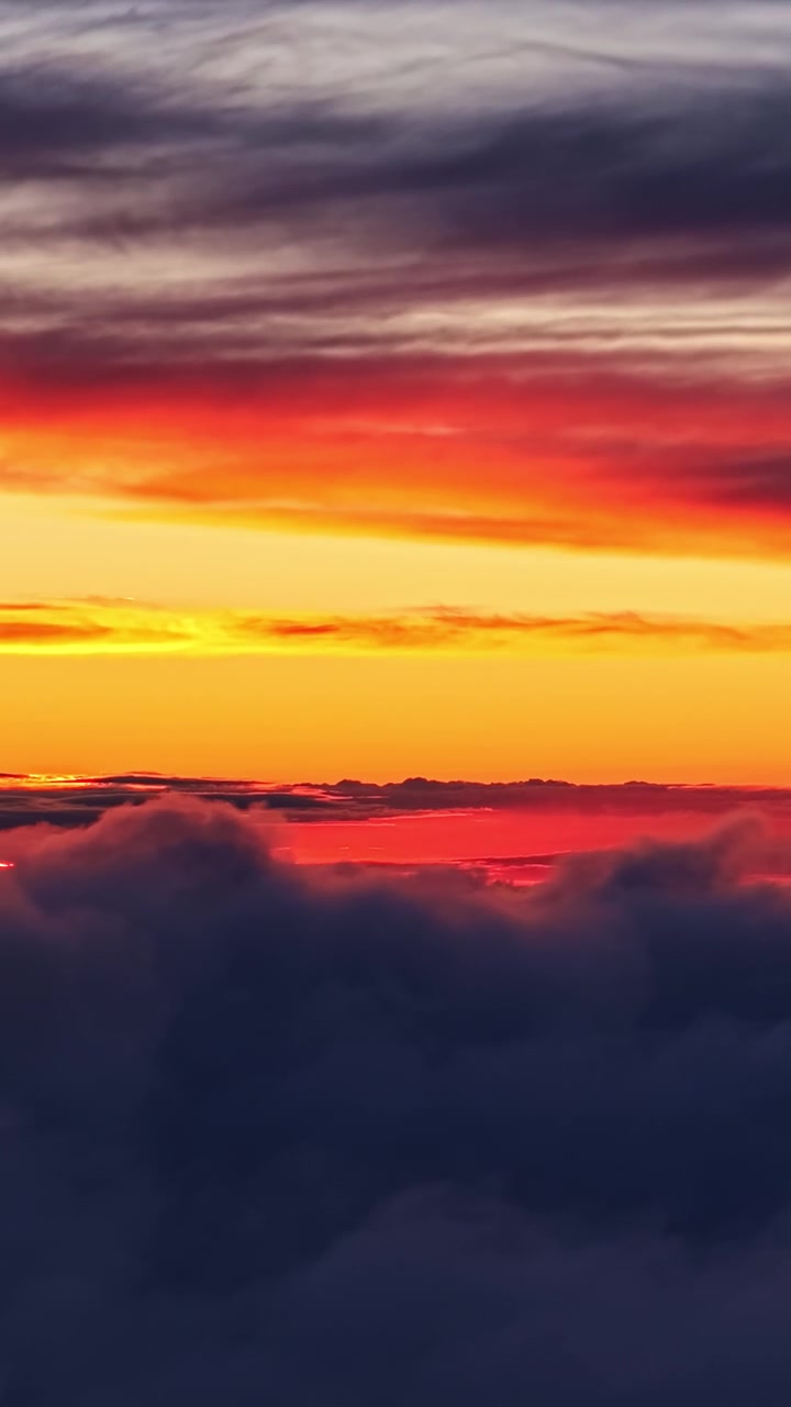 Vertikalaufnahme von lebendigen Sonnenuntergangswolken von oben, Orbit-Panorama