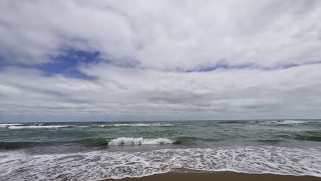 Ocean-waves,-view-of-waves-breaking-on-reef