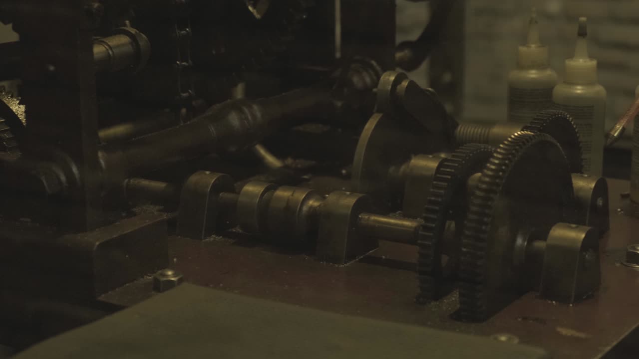Vnitřní mechanismus obřích starožitných hodin s ozubenými koly a převodovým systémem. 4K DCI, 200 Mbps