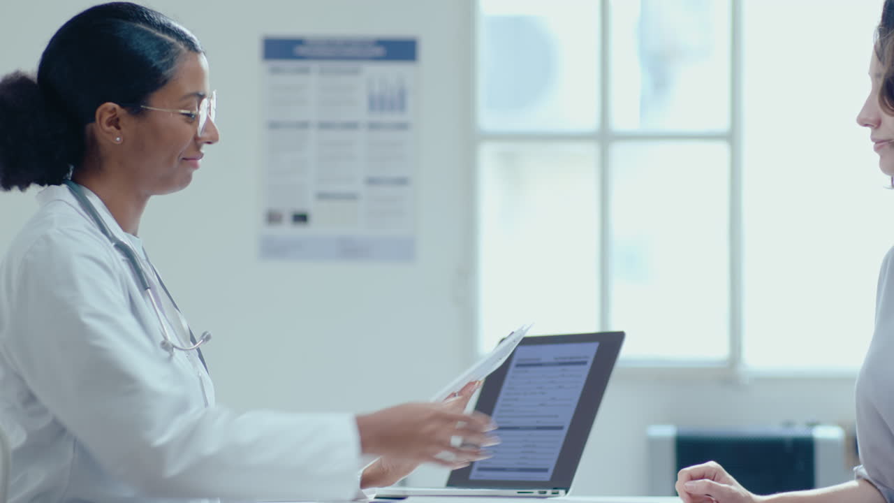 paciente femenina y médico estrechando la mano en la consulta en la clínica