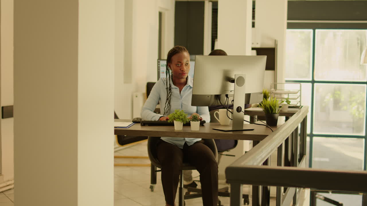 mujer trabajando en la computadora en la oficina