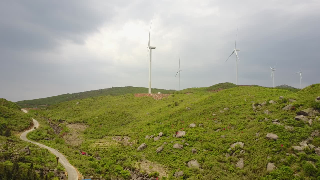 산에 있는 풍력 발전 장비