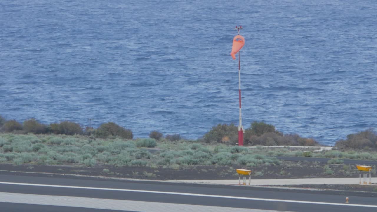 섬 공항의 회오리 바람에 초점을 맞춘 샷