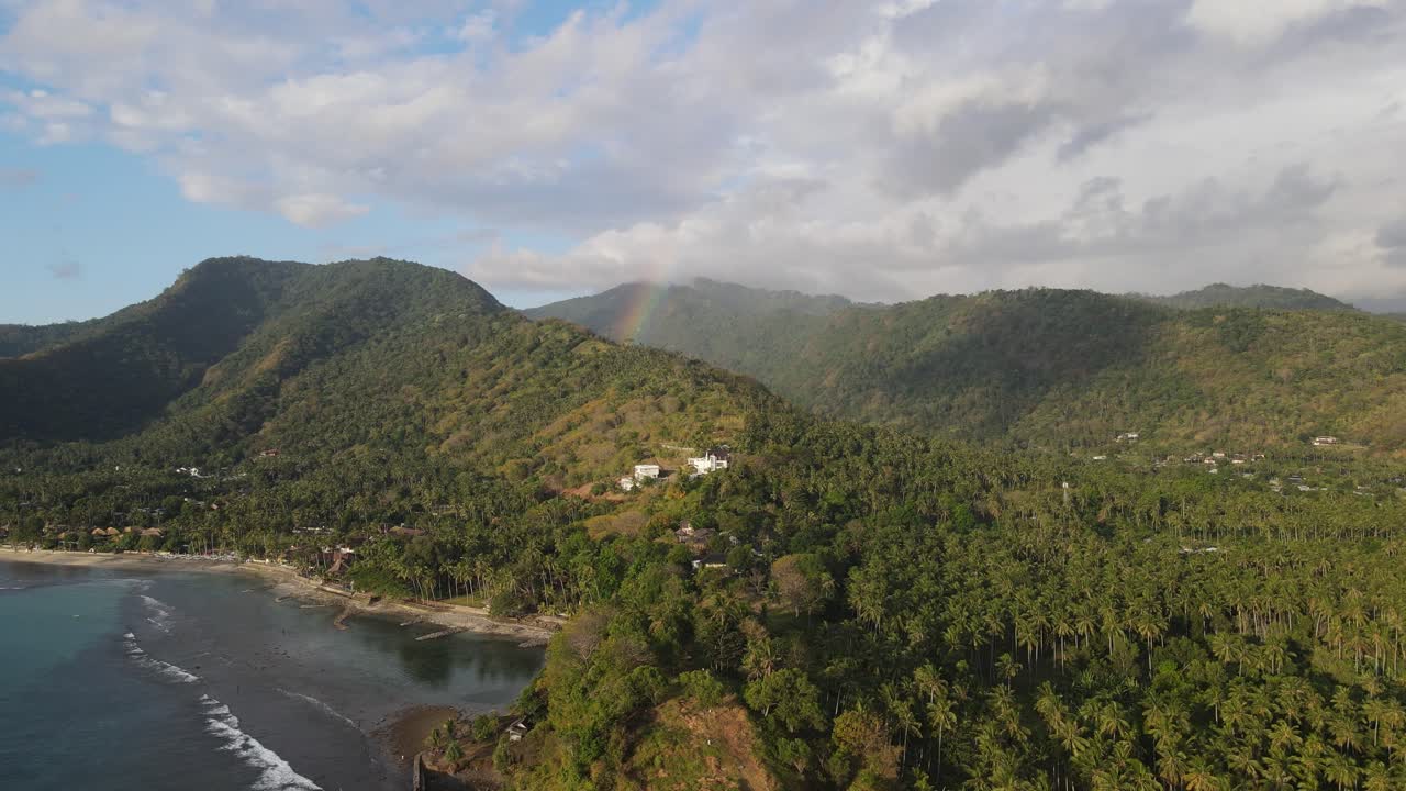 Espectacular vista aérea de la costa de una isla tropical con arcoíris