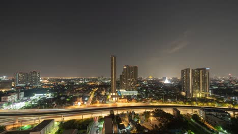 el lapso de tiempo de la vista aérea de la carretera de la carretera en el horizonte del centro de bangkok, tailandia. distrito financiero y centros comerciales en la ciudad urbana inteligente en asia. rascacielos y edificios de gran altura por la noche