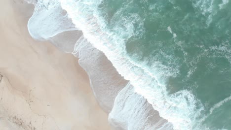 Vista-Aérea-De-Playa-Tropical-Y-Olas-Con-Arena-Blanca-Y-Mar-Azul