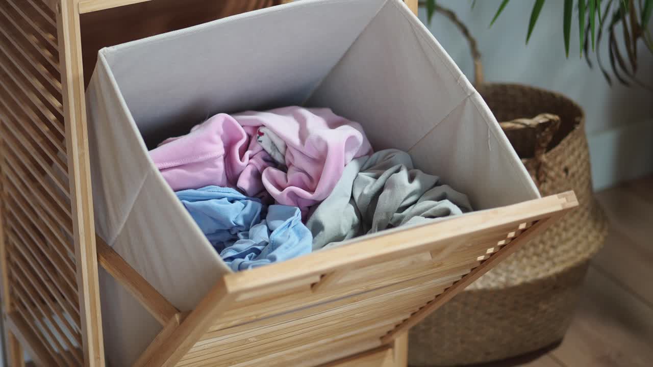 корзина для белья с одеждой