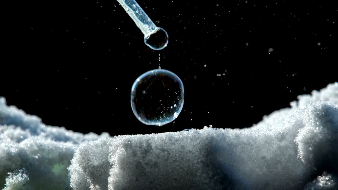 누군가가 거품을 불어넣고 그 중 몇 개가 터집니다.