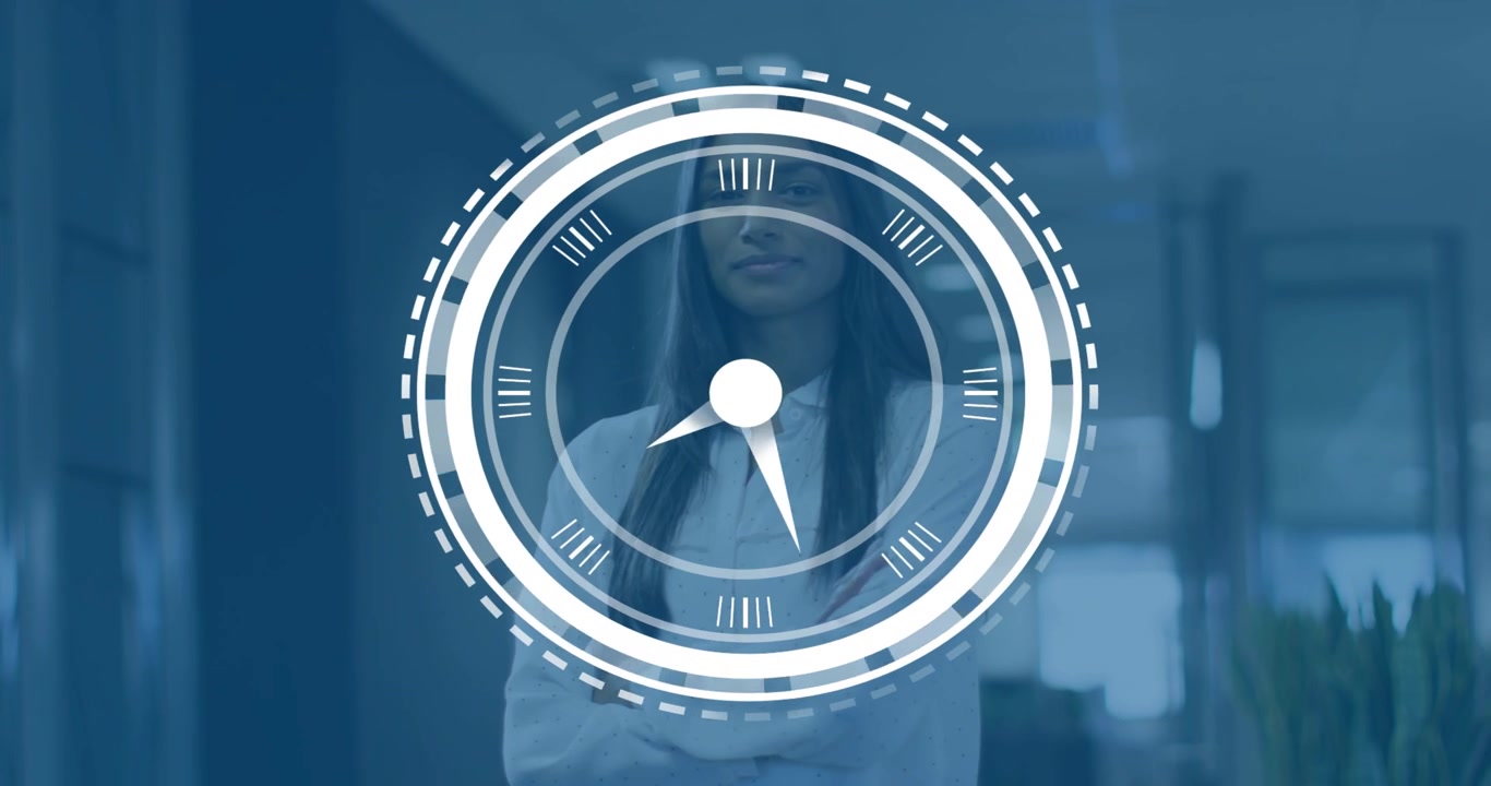 Donna in piedi in ufficio, con un HUD a orologio che appare e ruota sovrapponendosi a lei, mostrando la tempistica aziendale
