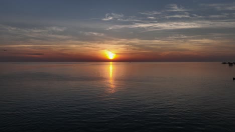 Sonne-über-Mobile-Bay-Bei-Sonnenuntergang-In-Der-Nähe-Von-Pelican-Point-In-Fairhope,-Alabama